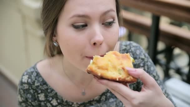 Jovem mulher comer torta — Vídeo de Stock