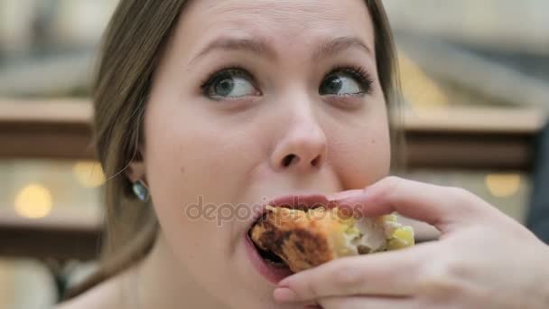 Jovem mulher comer torta saborosa — Vídeo de Stock