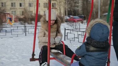 Çocukları salıncakta sallanan yavaş hareket