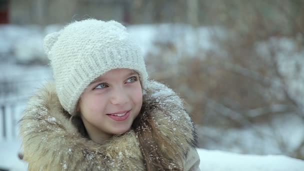 Μικρό κορίτσι χιονόπτωσης αργή κίνηση — Αρχείο Βίντεο