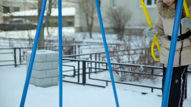 Petite fille balançant sur un swing au ralenti — Video