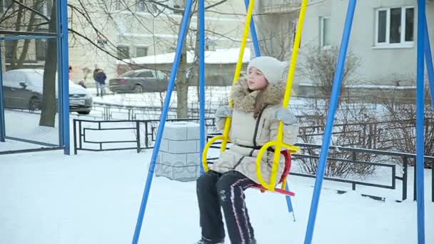 Маленька дівчинка гойдається на повільному русі — стокове відео