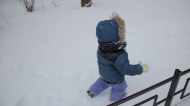 Küçük çocuk kar yavaş hareket ile çalışan