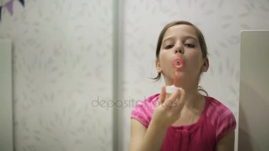 Küçük kız darbeler sabun köpüğü ağır çekim