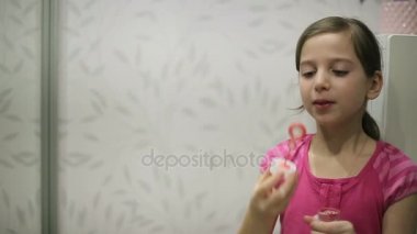 Küçük kız darbeler sabun köpüğü ağır çekim