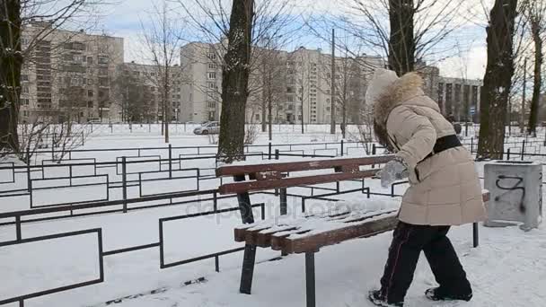 Mała dziewczynka, odtwarzanie w zwolnionym tempie śnieżkami — Wideo stockowe