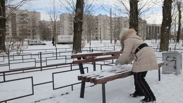Menina brincando em bolas de neve câmera lenta — Vídeo de Stock