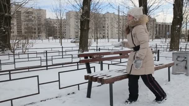 Liten flicka som leker i snöbollar slow motion — Stockvideo