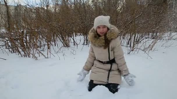 Liten flicka som leker i snö slow motion — Stockvideo