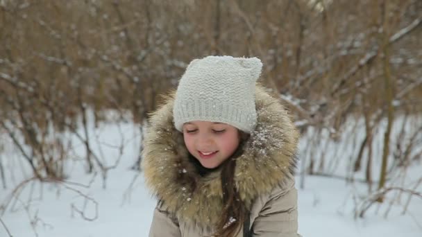 Liten flicka som leker i snö slow motion — Stockvideo