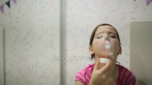 Маленькая девочка надувает мыльные пузыри замедленной съемки — стоковое видео