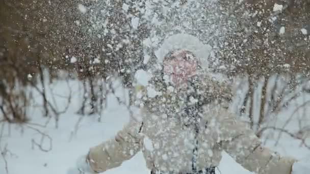 Menina pequena brincando na neve — Vídeo de Stock