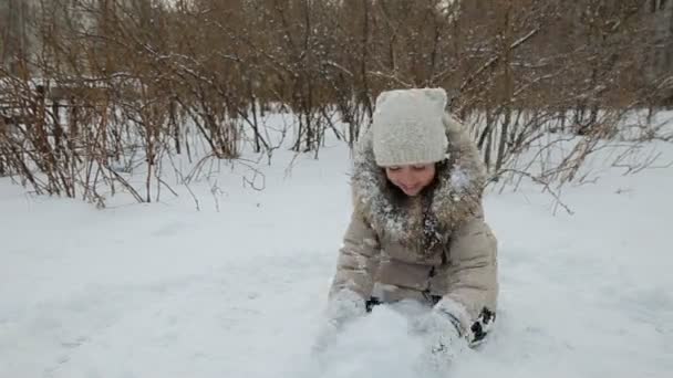 Niña jugando en la nieve — Vídeo de stock