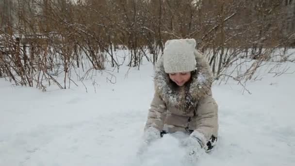 Petite fille jouant dans la neige — Video