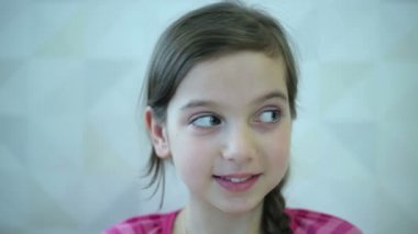 Kız duygular yüz ve el gösterir