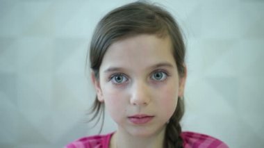 Kız duygular yüz ve el gösterir