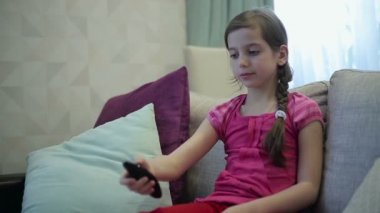 Kız yönetir uzaktan kumanda tv