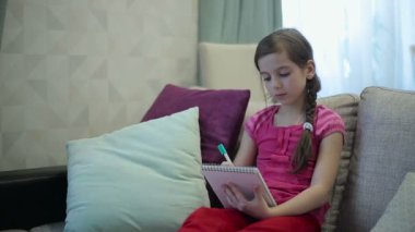 Bir kız berabere yazar içinde not etmek