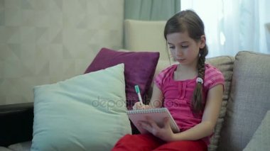 Bir kız berabere yazar içinde not etmek