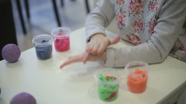 女孩造型粘土图花 — 图库视频影像