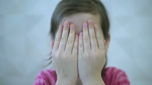 Menina mostra emoções rosto e mão — Vídeo de Stock
