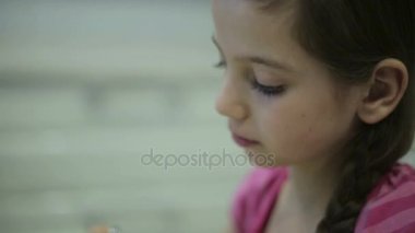 Mutfakta dondurma yiyen kız
