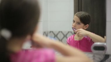 Onun diş ayna fırçalama kız