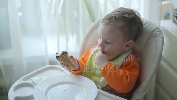 Il bambino sta mangiando il gelato. — Video Stock