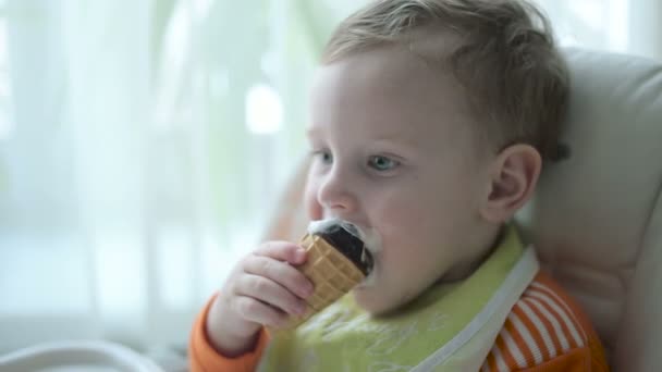 Το μικρό αγόρι τρώει παγωτό — Αρχείο Βίντεο