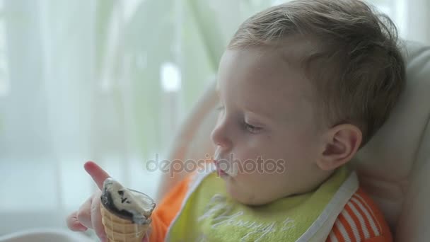 Het jongetje is het eten van ijs — Stockvideo