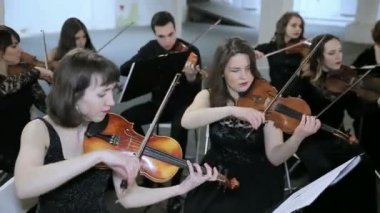 Orkestra. Senfoni salonu tarihinde Keman çalmaya müzisyen