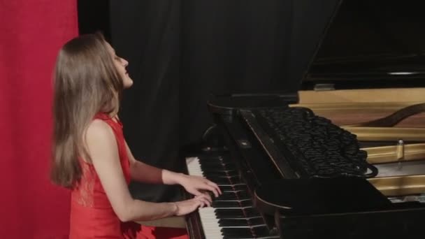 Dos chicas tocando instrumentos musicales. Piano y contrabajo — Vídeo de stock