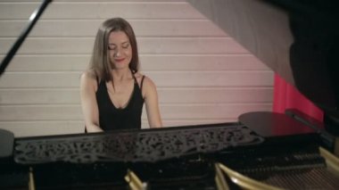 Müzik aletleri oynayan iki genç kadın