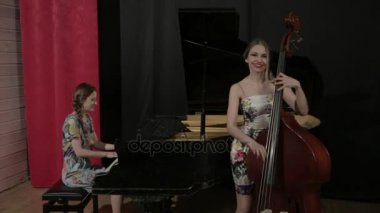 Müzik aletleri oynayan iki genç kadın