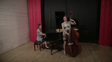 Müzik aletleri oynayan iki genç kadın
