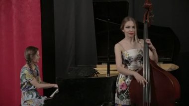 Müzik aletleri oynayan iki genç kadın