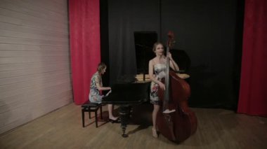 Müzik aletleri oynayan iki genç kadın