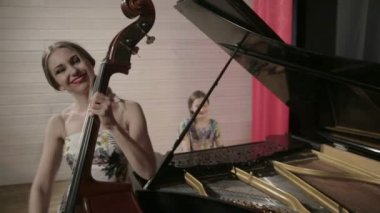 Müzik aletleri oynayan iki genç kadın