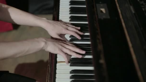 年轻女人弹钢琴 — 图库视频影像