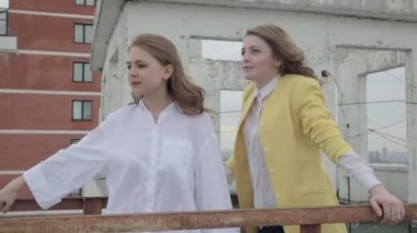 Çatıda iki yung kadın