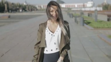 Sokaktaki güzel kız