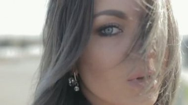 Sokaktaki güzel kız