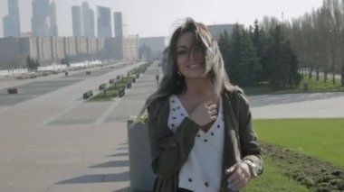 Sokaktaki güzel kız