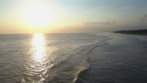 Pemandangan udara di pantai dan matahari terbenam — Stok Video