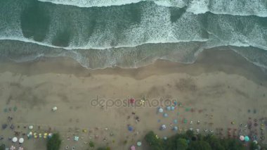 Havadan görünümü sahilde. Bali. Okyanus