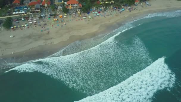 在海滩上的鸟瞰图。巴厘岛。海洋 — 图库视频影像