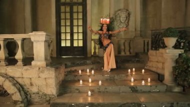 Bellydancer mumlarla ve giysileri