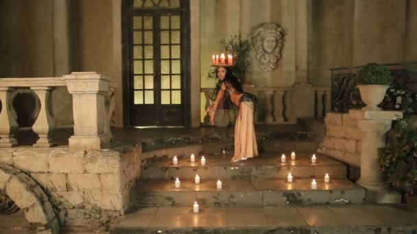 Bellydancer se svíčkami a v krásných šatech — Stock video