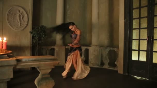 Buikdanseres met kaarsen en in mooie kleren — Stockvideo