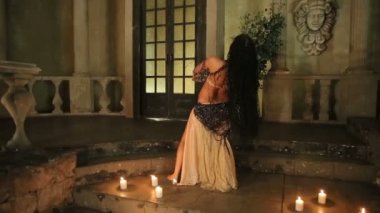 Bellydancer mumlarla ve giysileri